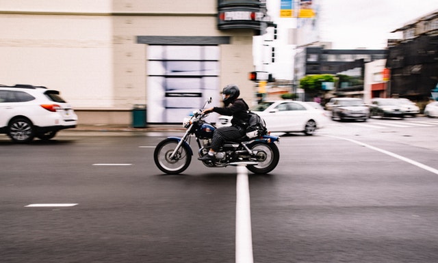 Jazdec na motorke, jazda cez mesto
