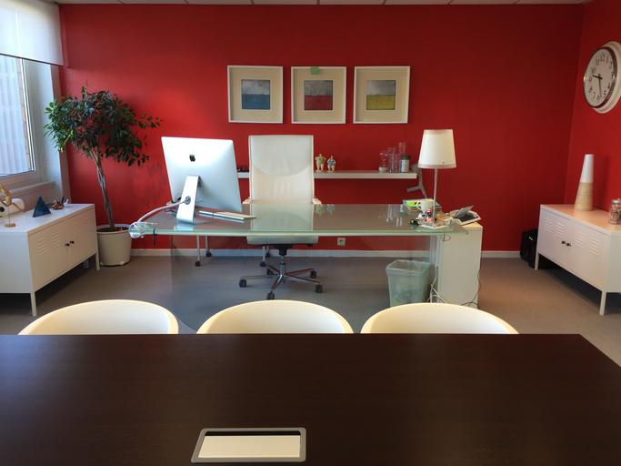 Moderný rodinný interiér, stôl, počítač Apple, nástenné hodinky, červená stena.jpg