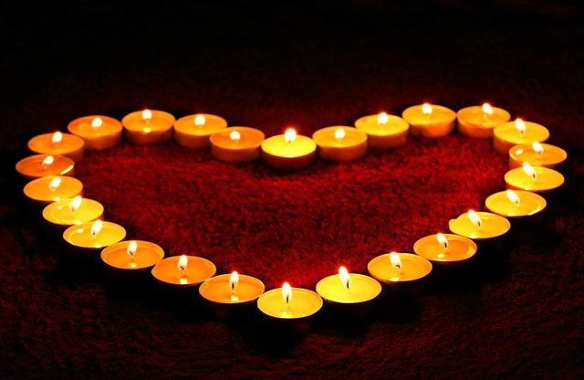 Poukladané sviečky v tvare srdca